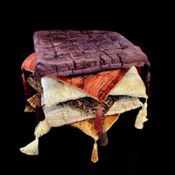 ALMOHADONES RELLENOS DE TERCIOPELO CON BORLAS