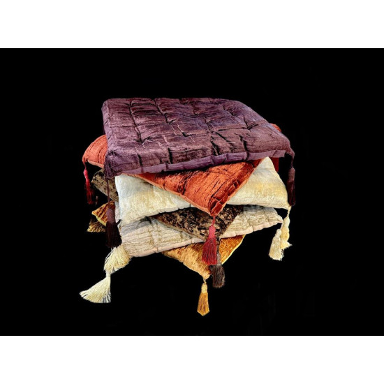 ALMOHADONES RELLENOS DE TERCIOPELO CON BORLAS